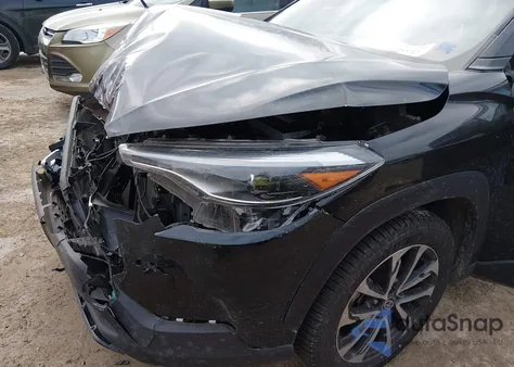 2022 Toyota Corolla Cross Xle z USA, uszkodzony, nr VIN 7MUDAABG9NV038920